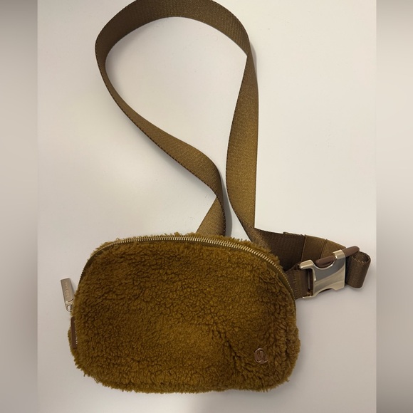 Lululemon Everywhere Belt Bag Sherpa/Fleece 1L - Picture 3 of 6